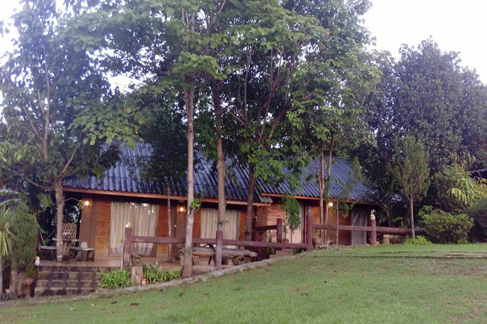 The Local Story Resort Ban Mon Talaeng Buitenkant foto